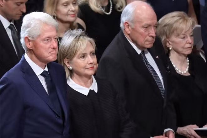 Vợ chồng cựu Tổng thống Mỹ Bill Clinton cũng tham dự buổi lễ.