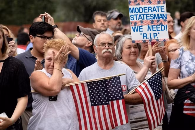 Người ủng hộ và ngưỡng mộ ông McCain bên ngoài khu vực diễn ra buổi lễ.