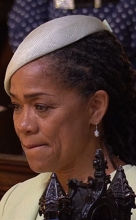 Mẹ của cô dâu, bà Doria Ragland, không kiềm được xúc động trước ngày trọng đại của con gái