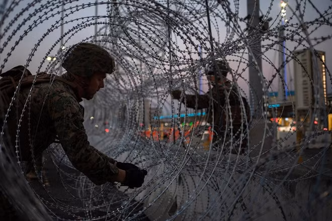 Lính Mỹ lập hàng rào thép gai ở biên giới Mexico. Ảnh Reuters.