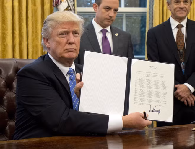 Tổng thống Mỹ ký quyết định rút khỏi TPP. Ảnh Reuters.