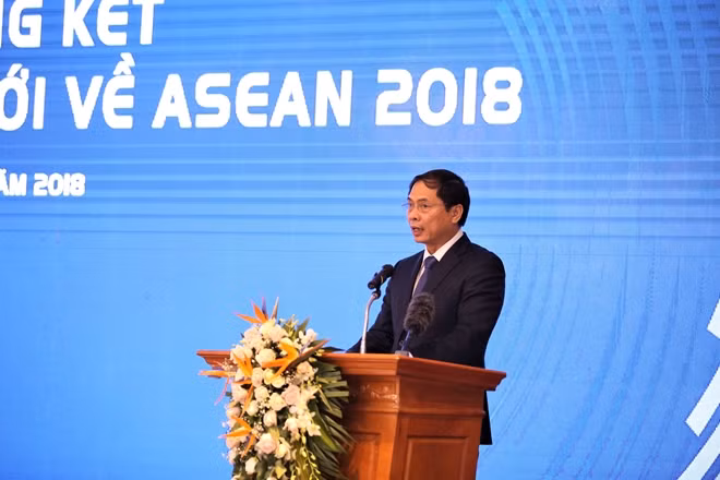 Thứ trưởng Thường trực Bộ Ngoại giao Bùi Thanh Sơn trìn bày tóm tắt về thành công của WEF ASEAN tại Việt Nam.