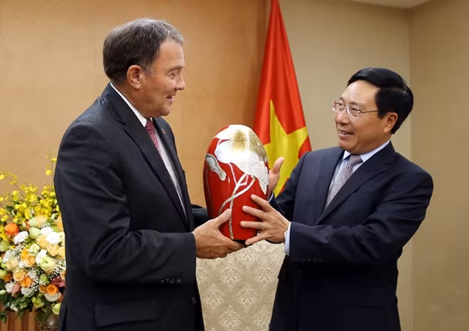 Phó Thủ tướng Phạm Bình Minh và Thống đốc bang Utah Gary Herbert. Ảnh VGP