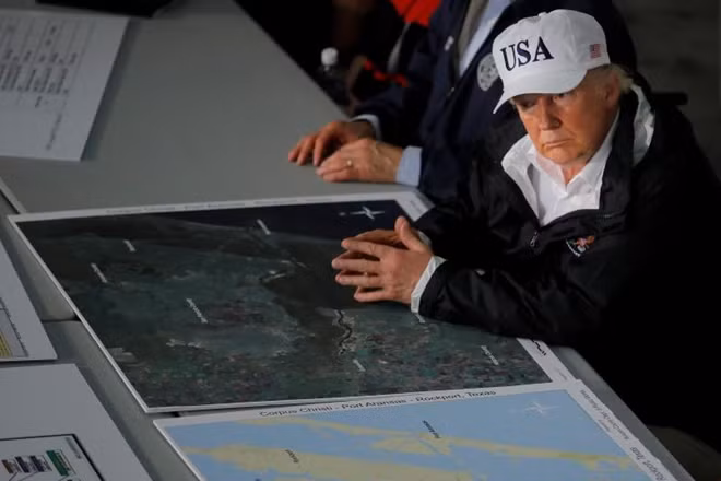 Tổng thống Donald Trump lắng nghe những báo cáo về tình hình khắc phục thiên tai