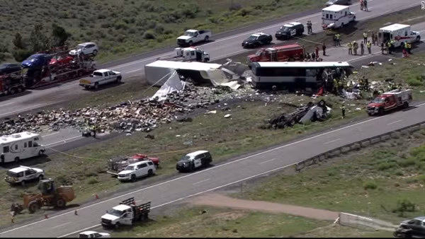 Hiện trường vụ tai nạn xe buýt tại bang New Mexico, Mỹ. Ảnh: CNN.