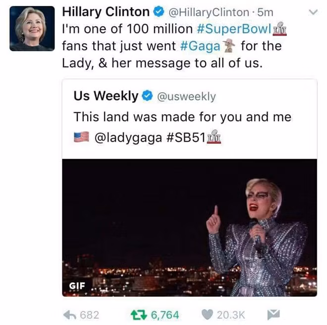 Bà Hillary Clinton chúc mừng phần trình diễn của Lady Gaga.