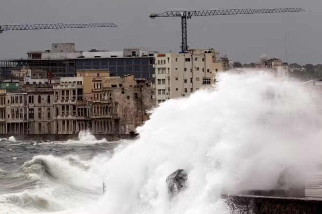 Những ngọn sóng cao đánh vào bờ tại khu vực El Malecon, Havana