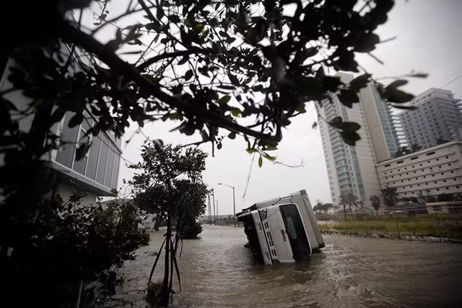 Chiếc xe tải bị lật trên đường phố Miami. Ảnh Reuters