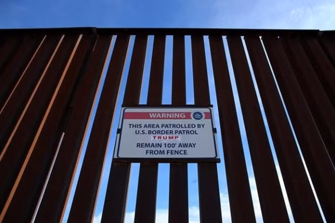 Bức tường và hàng rào biên giới Mỹ-Mexico. Ảnh Reuters