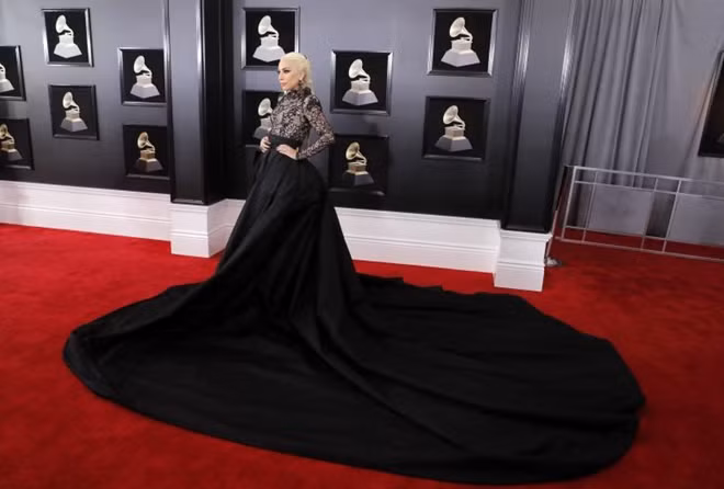 Lady Gaga xuất hiện sớm nhất tại thảm đỏ Grammy năm nay. Vốn được biết đến là một nghệ sĩ khá cầu kỳ khi xuất hiện trước công chúng, đặc biệt là không ít lần gây sốc khi xuất hiện tại thảm đỏ Grammy như trình diễn trong "vỏ trứng không lồ" hay cưỡi ngựa đến thảm đỏ...