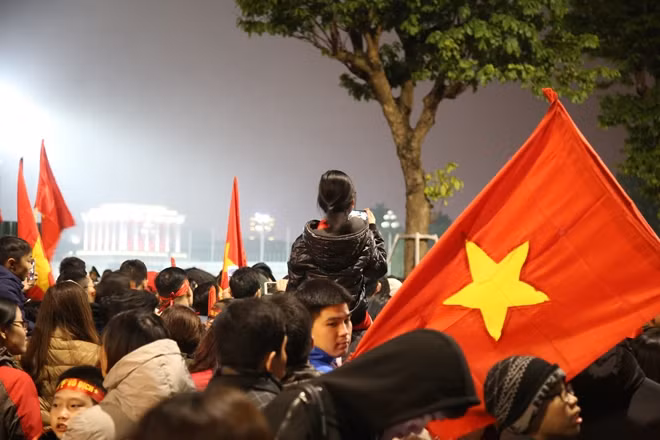 CĐV Việt Nam ngóng chờ tuyển U23 khu vực đường Độc Lập, Hà Nội