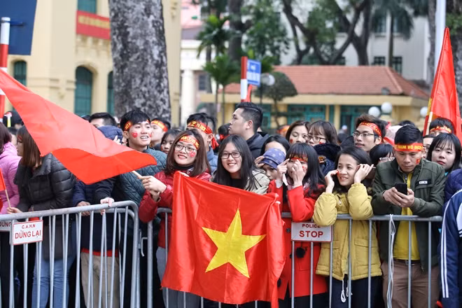 CĐV Việt Nam ở mọi con phố chào đón những "người hùng" của nền bóng đá nước nhà
