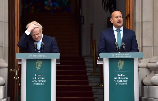 Hai Thủ tướng Anh - Ireland trong cuộc họp báo tại Dublin ngày 9-9. Ảnh Getty Images.