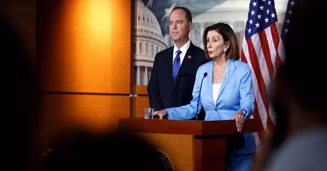 Chủ tịch Hạ viện Mỹ Nancy Pelosi phát biểu ngày 29-10, công bố về văn bản nghị quyết. Ảnh Getty Images.
