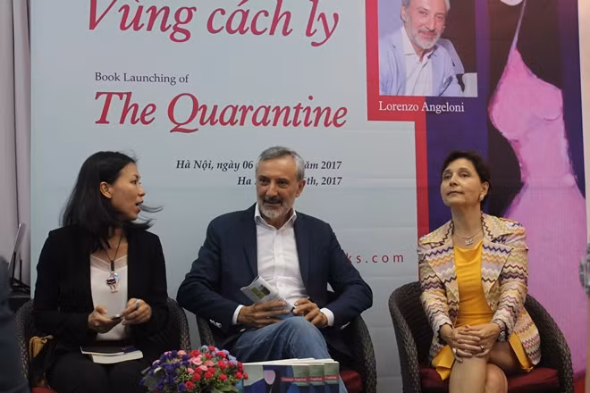 Cựu Đại sứ Lorenzo Angeloni (giữa) và các khách mời của buổi ra mắt