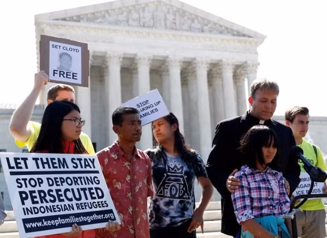 Người biểu tình bên ngoài Tòa án Tối cao Mỹ. Ảnh Reuters