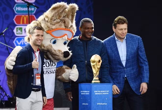 Lễ khai trương có sự góp mặt của hai đại sứ FIFA, cũng là 2 cựu danh thủ của Pháp và Nga. Ảnh Sputnik