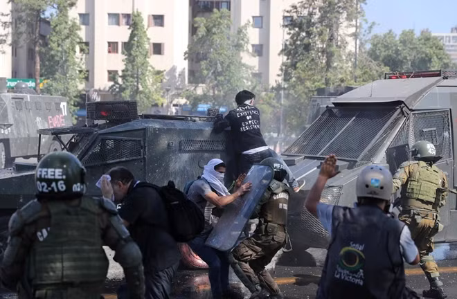 Đường phố Santiago, thủ đô Chile, hóa thành chiến trường trong suốt hai tuần qua. Ảnh Reuters.