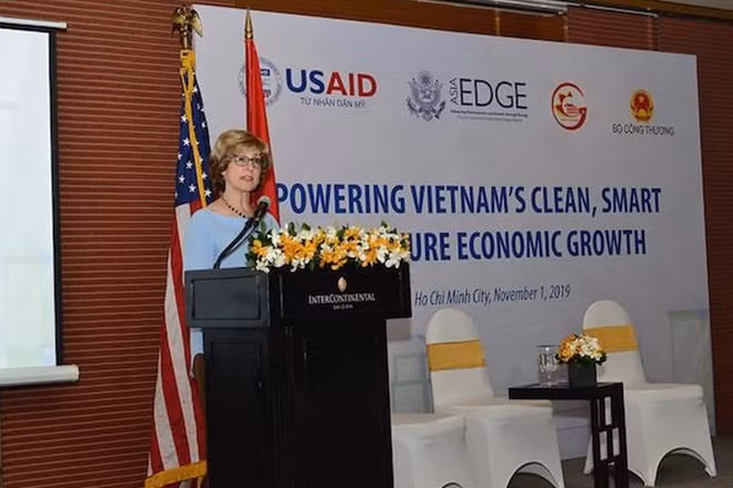 Bà Bonnie Glick - Phó Giám đốc USAID Toàn cầu phát biểu công bố dự án tài trợ không hoàn lại cho Việt Nam - Ảnh từ USAID chụp chiều 1-11.