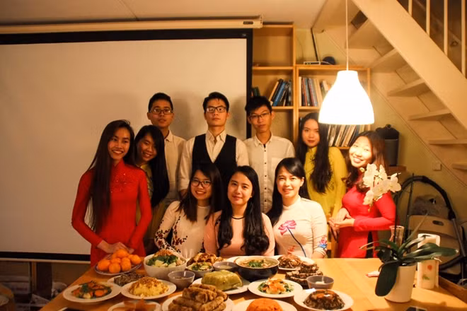 Hội sinh viên Việt Nam tại Hà Lan ăn Tết sớm, gói bánh chưng và làm video clip Tết xa nhà