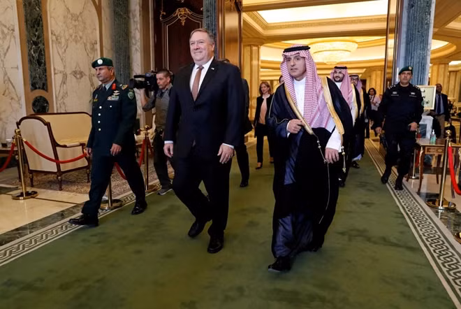 Ngoại trưởng Mỹ Mike Pompeo và người đồng cấp Saudi Arabia. Ảnh Reuters.