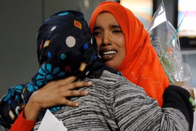 Một người phụ nữ quốc tịch Somali bị từ chối nhập cảnh vào Mỹ tại sân bay quốc tế Washington Dulles và mẹ mình.