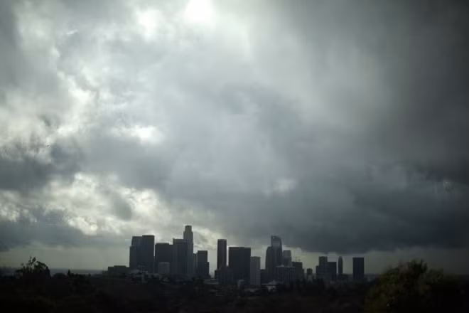 Những cơn mưa đến sau khi California trải qua một mùa khô rất khắc nghiệt khi cháy rừng diện rộng xảy ra và gây thiệt hại to lớn về người và tài sản tại bang giàu nhất nước Mỹ, tuy vậy, lũ bùn cũng gây ra thương vong và thiệt hại lớn. Theo cơ quan khí tượng địa phương, dự báo tình hình còn có thể kéo dài do mưa được dự báo sẽ tiếp tục nặng hạt trong vài ngày tới.