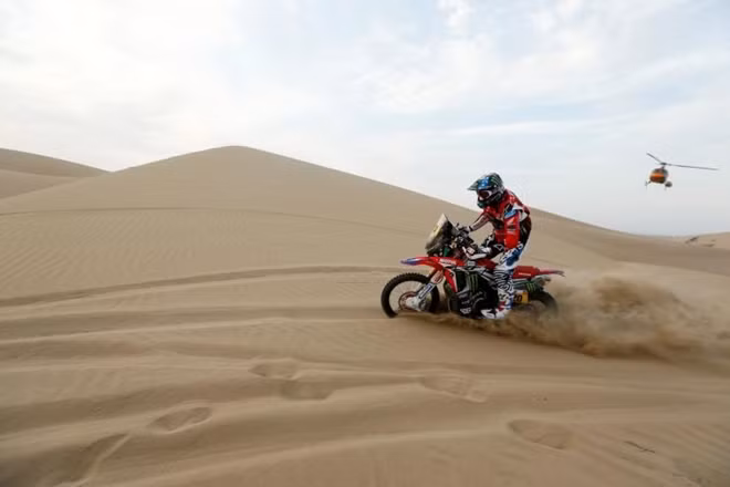 Trong cuộc đua Dakar Rally 2015, tin xấu ập đến ngay ở chặng đua thứ 3. Thi thể của tay đua mô tô Michal Hernik, 39 tuổi, người Ba Lan, vừa được tìm thấy ở km thứ 206 trong chặng đua từ San Juan đi Chilecito ở tây bắc Argentina, nguyên nhân cái chết được cho là do vấn đề thể lực