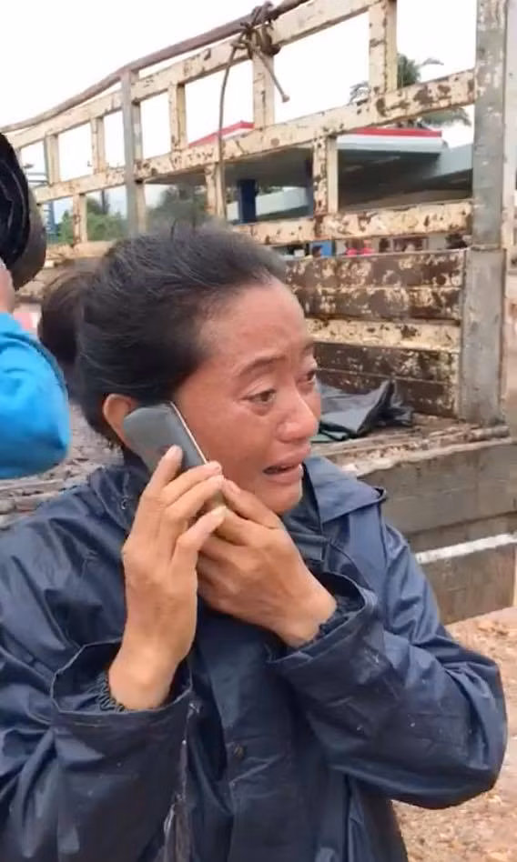 Một người phụ nữ Lào may mắn được cứu khỏi khu vực nguy hiểm nhưng vẫn chưa khỏi bàng hoàng và lo lắng cho những người khác trong gia đình. Bức ảnh được chia sẻ rộng rãi trên MXH của Lào.