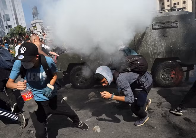 Đường phố Santiago hóa chiến trường. Ảnh Reuters.