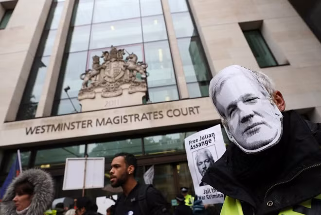 Nhiều người tụ tập tại khu vực trước Tòa án Westminster Magistrates, nơi diễn ra phiên điều trần. Ảnh Reuters.