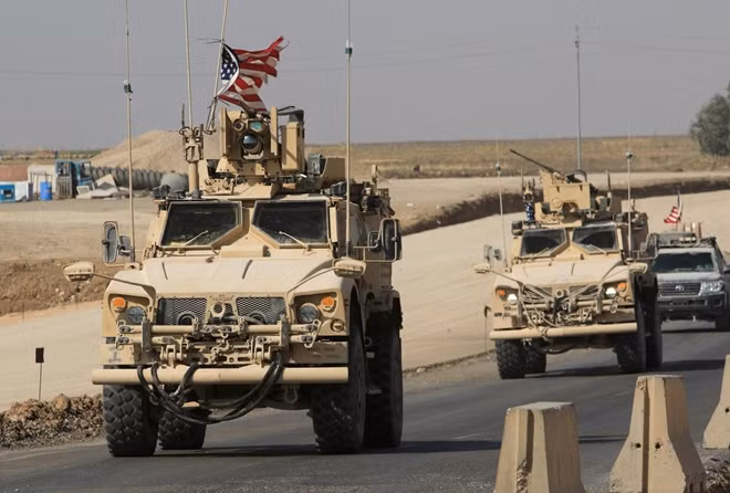 Xe quân sự của Mỹ trên đường rút khỏi căn cứ ở thị trấn Tal Tamr, phía Bắc Syria. Ảnh Reuters