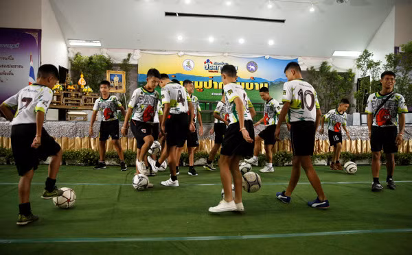 Màn biểu diễn tâng bóng của đội Lợn Hoang trước sân khấu. Ảnh: Reuters.