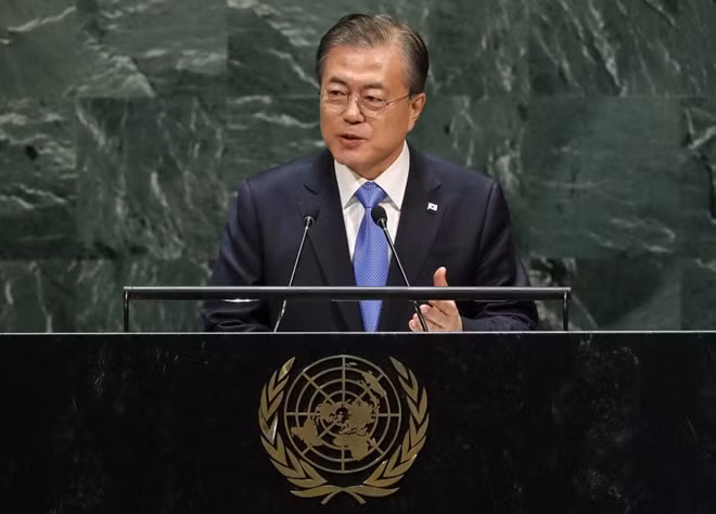 Tổng thống Hàn Quốc Moon Jae-in sắp có cuộc gặp ba bên với lãnh đạo Trung Quốc, Nhật Bản để thảo luận nhiều vấn đề, trong đó có vấn đề Triều Tiên. Ảnh minh họa Reuters.
