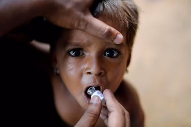 Một trẻ tị nạn Rohingya được sử dụng vaccine phòng bệnh tả do Tổ chức Y tế Thế giới (WHO) phân phối với sự trợ giúp của tình nguyện viên và các tổ chức phi chính phủ địa phương trong một trại tị nạn gần Cox's Bazar, Bangladesh.