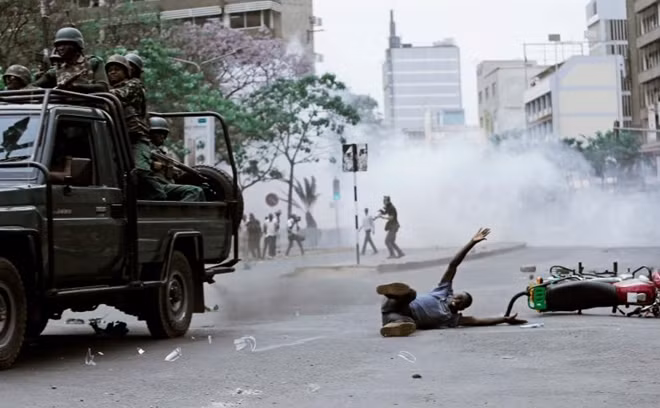 Hình ảnh một người đàn ông lăn trên đường phố, theo Reuters, người này là một thành viên ủng hộ liên minh đối lập ở Kenya, bị chiếc xe của cảnh sát đâm phải khi tham gia một cuộc biểu tình trên những con phố của thủ đô Nairobi, Kenya
