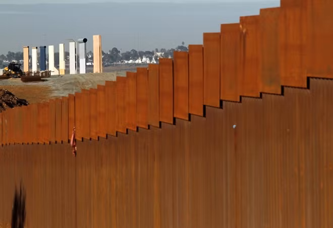Bức tường biên giới với Mexico là một dự án đầy tham vọng của Tổng thống Mỹ Donald Trump. Ảnh Reuters.