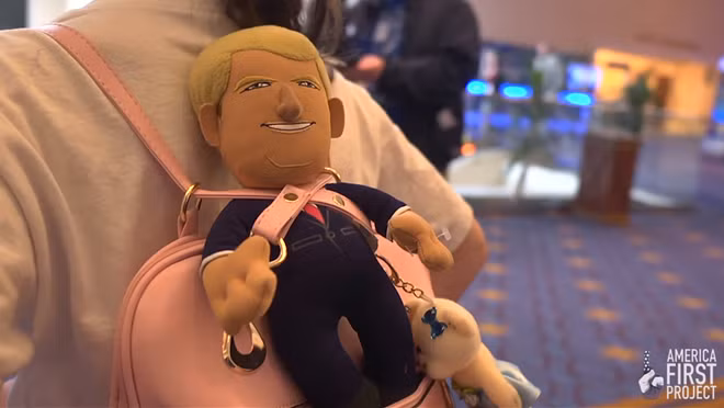 Cô bé có chiếc cặp với búp bê mô phỏng ông Trump