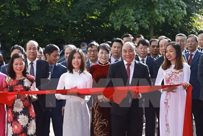 Thủ tướng Nguyễn Xuân Phúc cắt băng khánh thành trụ sở mới của Đại sứ quán Việt Nam tại La Hay. Ảnh: TTXVN