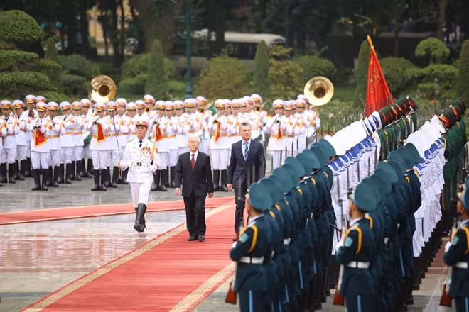 Tổng Bí thư, Chủ tịch nước Nguyễn Phú Trọng và Tổng thống Argentina Mauricio Macri duyệt Đội Danh dự QĐND Việt Nam.