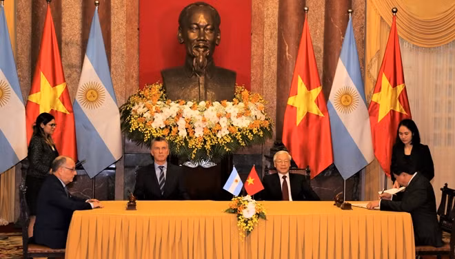 Tổng Bí thư, Chủ tịch nước Nguyễn Phú Trọng và Tổng thống Argentina Mauricio Macri chứng kiến lễ ký kết một số chương trình và thỏa thuận giữa các bộ, ngành của hai bên.