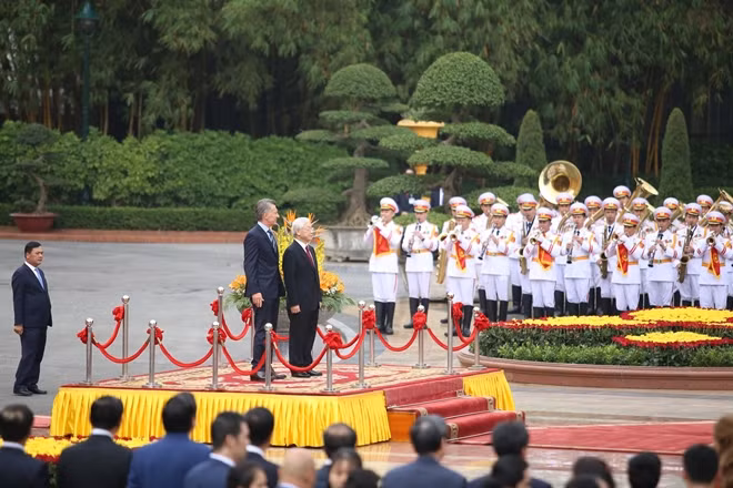 Đây là chuyến thăm Việt Nam lần đầu tiên của ông Mauricio Macri trên cương vị là Tổng thống Argentina. Chuyến thăm sẽ là dấu mốc quan trọng trong quan hệ giữa hai nước, đặc biệt khi hai nước vừa kỷ niệm 45 năm thiết lập quan hệ ngoại giao vào năm 2018.