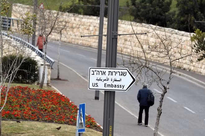 Biển chỉ dẫn đến Đại sứ quán Mỹ tại Jerusalem. Ảnh Reuters.