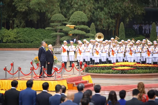 Tổng Bí thư, Chủ tịch nước Nguyễn Phú Trọng và Tổng thống Argentina Mauricio Macri trong lễ chào cờ. Đi cùng Tổng thống Argentina và Phu nhân còn có các quan chức cấp cao của Chính phủ và Nghị viện như Chủ tịch Hạ viện Emilio Monzo; Bộ trưởng Ngoại giao và Tôn giáo Jorge Faurie...
