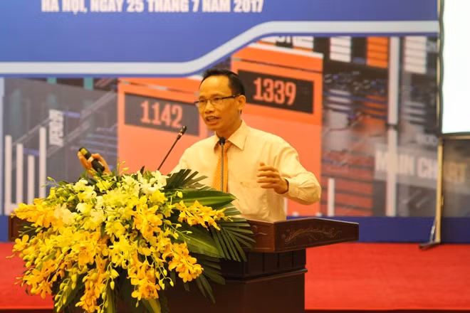 Ông Cấn Văn Lực trình bày về "Tài chính tiền tệ Việt Nam: Rủi ro và giải pháp"