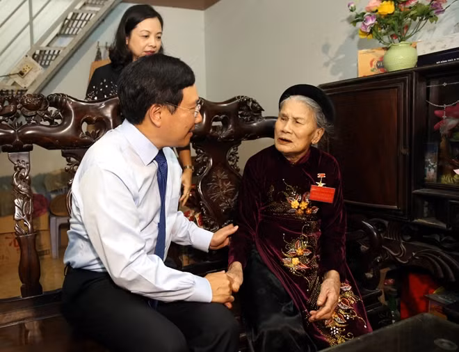 Phó Thủ tướng ân cần thăm hỏi cụ Đào Thị Lan, bà mẹ Việt Nam anh hùng (trú tại phường Trường Thi, TP. Thanh Hóa) có hai con là liệt sĩ. Ảnh: VGP
