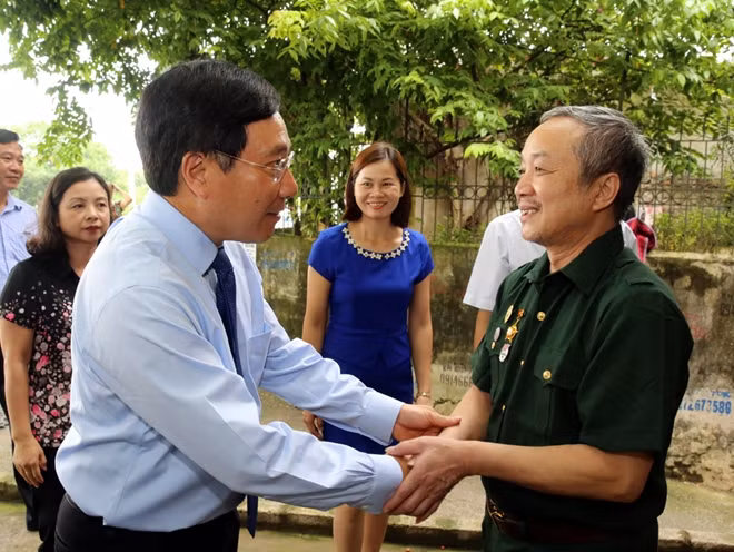 Phó Thủ tướng đến thăm ông Hoàng Xuân Bảo, thương binh 1/4, phường Đông Hương, TP. Thanh Hóa. Ảnh: VGP