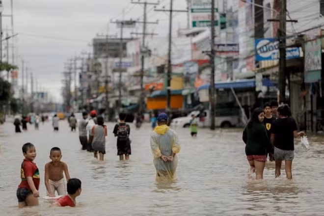 Lũ lụt ở Thái Lan. Ảnh Reuters.