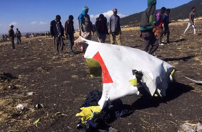 Mảnh vỡ chiếc máy bay sau vụ tai nạn tại Ethiopia. Ảnh Reuters.