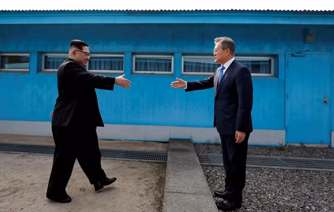 Lãnh đạo hai miền Triều Tiên và cái bắt tay lịch sử. Ảnh Reuters.